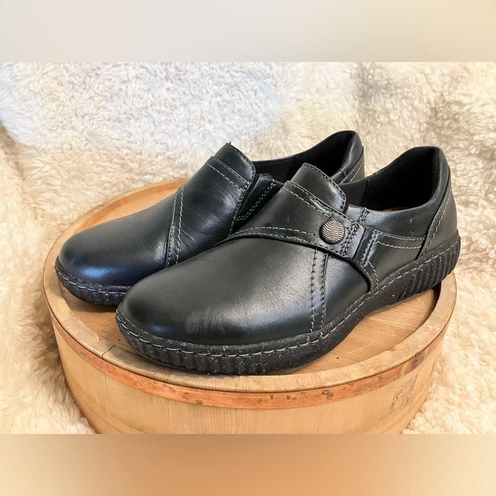 EUC Clarks Women's Caroline Pearl Slip-On Flats Loafer Black Leather Size 8.5M